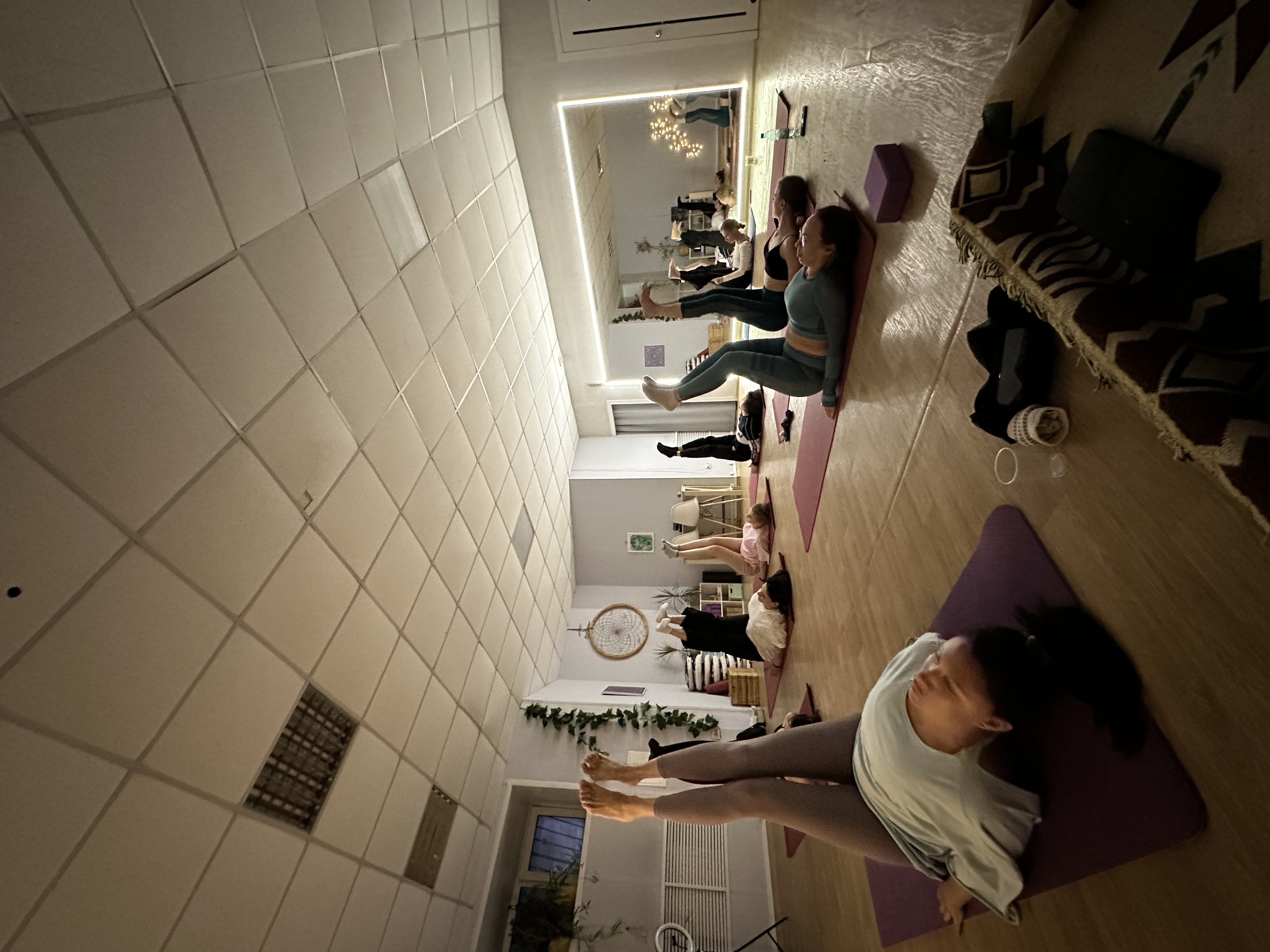 Групповое занятие по йоге, пилатесу, здоровой спине или растяжке