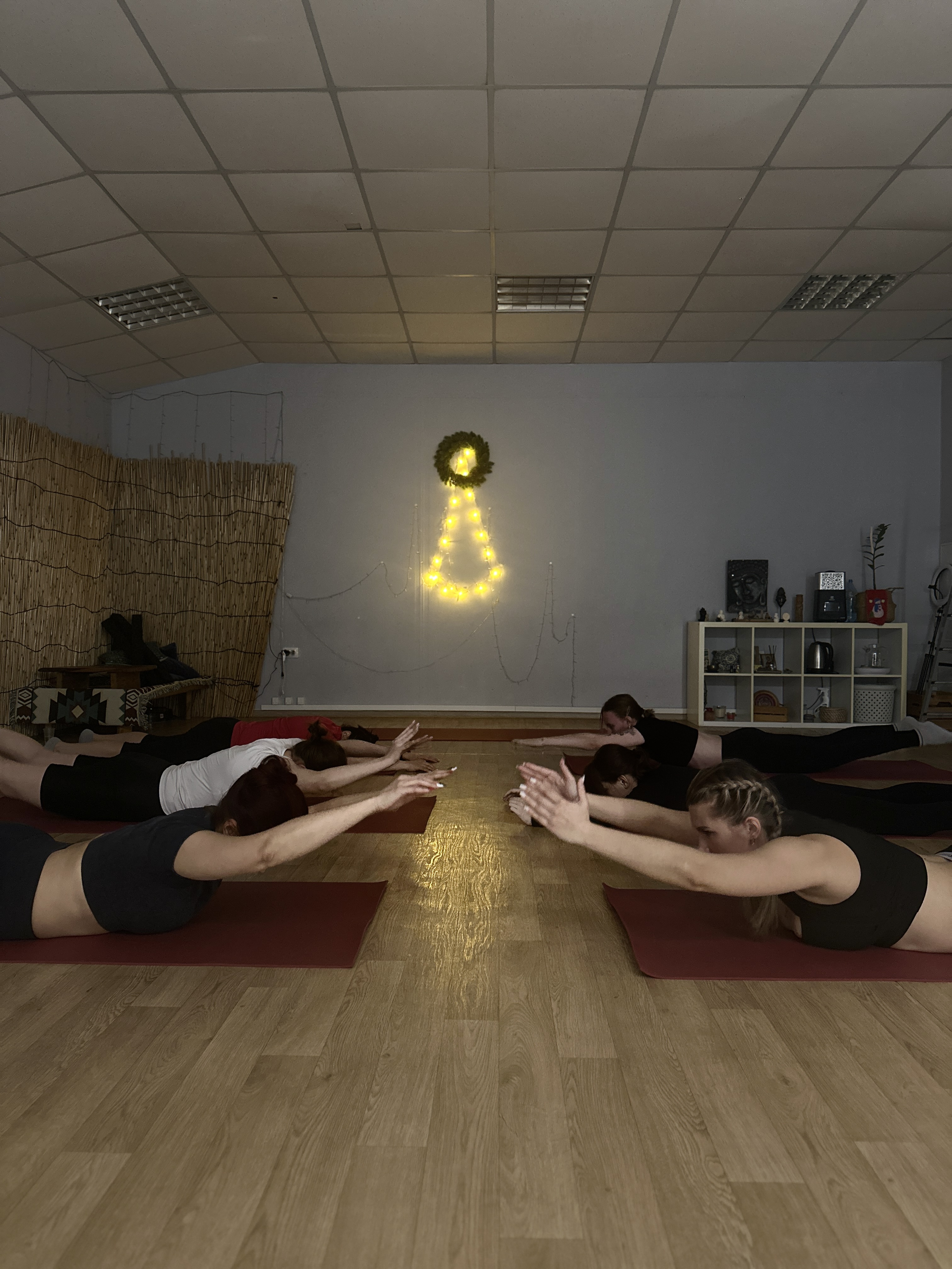 Групповое занятие по йоге, пилатесу, здоровой спине или растяжке